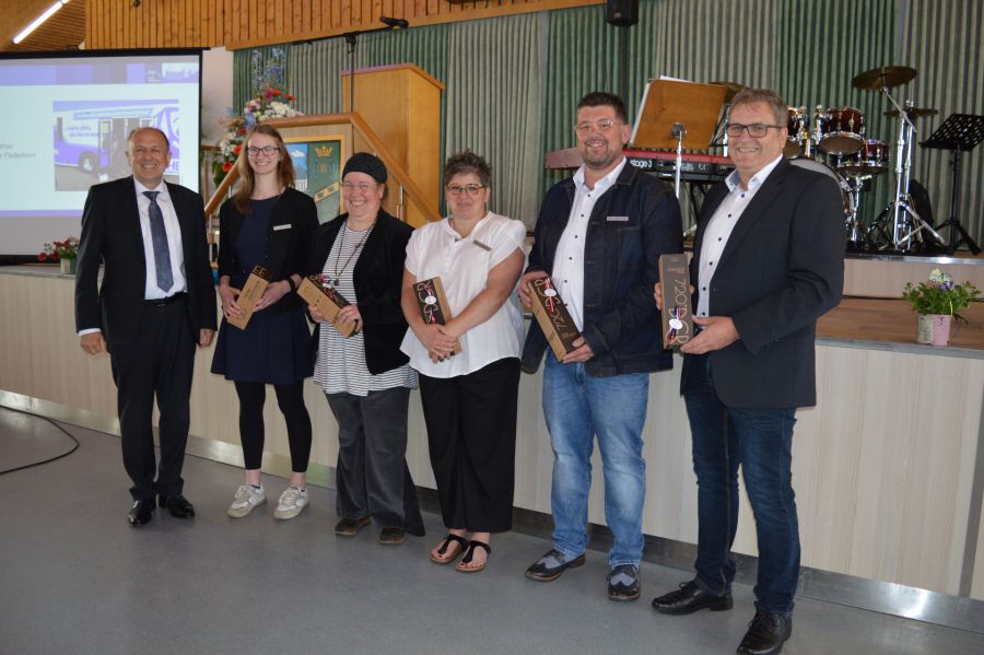 Das muss gefeiert werden – Landrat Christoph Rüther  (links) gratuliert dem engagierten Team des Bücherbusses - (v.l.) Franziska Goseberg, Nina Gilbert, Carolin Voß, Andy Schulte und der Leiter der Kreisfahrbücherei Heinz-Josef Struckmeier © Diana Ramme, Presse- und Öffentlichkeitsarbeit